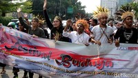 Massa yang tergabung dalam Aliansi Mahasiswa Papua se-Jabodetabek menggelar aksi damai di Gedung Joang 45, Jakarta, Jumat (6/9/2019).