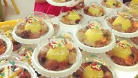 Momen ini diambil ketika Asha merayakan ulang tahun buah hatinya. Ia pun berpose di depan tumpeng mini yang akan disuguhkan bagi tamu. Foto: instagram asha shara