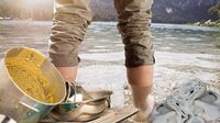 Duh, Pemilik Resto Ini Tertangkap Cuci Alat Dapur di Danau!