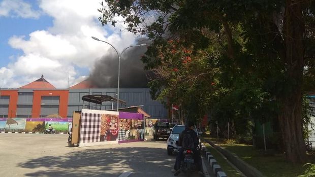 Bus terbakar di area Bandara I Gusti Ngurah Rai, Bali, Jumat (6/9/2019)