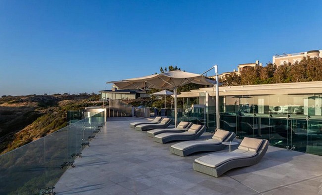 Area rooftop dilengkapi sofa santai cocok dijadikan tempat untuk mengadakan pesta kasual. Foto: istimewa/The Sun