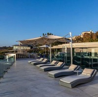 Area rooftop dilengkapi sofa santai cocok dijadikan tempat untuk mengadakan pesta kasual. Foto: istimewa/The Sun