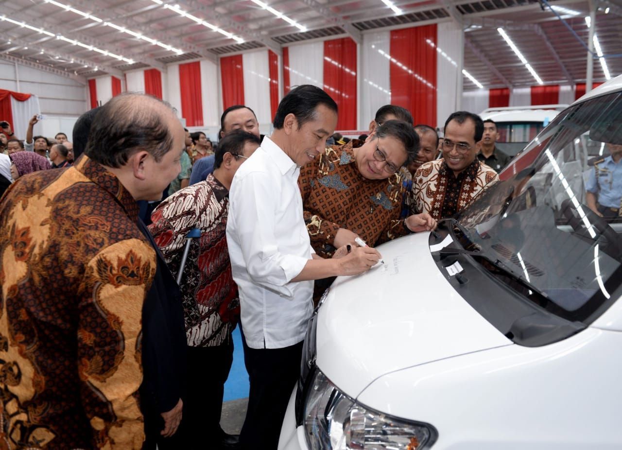 Presiden Joko Widodo (Jokowi) meninjau pabrik mobil Esemka di Boyolali, Jawa Tengah. Bahkan Jokowi tampak semringah saat menjajal pikap keluaran Esemka.
