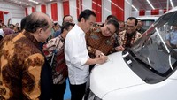 Jokowi juga menandatangani salah satu Esemka Bima dan menuliskan beberapa kata di kap mesin mobil Esemka. Kalau bukan sekarang kapan lagi, tulis Jokowi sambil membubuhkan tanda tangannya di mobil pikap itu. Foto: Istimewa/Setpres