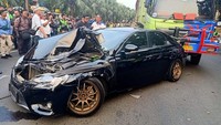 Mobil Mark X yang ditabrak truk terdorong dan menabrak kendaraan di depannya, Daihatsu Ayla B 1514 FRL. Mobil Ayla lalu menabrak Toyota Sienta B 1101 WOS yang kemudian menabrak Toyota Innova B 1854 CKX. (Foto: Dok. Istimewa)