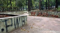 Sejumlah coretan tangan-tangan tak bertanggung jawab merusak keindahan Taman Puring di kawasan Jakarta Selatan, Jumat (6/9/2019).