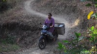 Di antara wilayah yang menderita kekeringan adalah Desa Monggot, Kecamatan Geyer. Di desa ini, pada bulan September, mata air sumur warga sudah lama mengering. Warga harus bersusah payah menembus belantara hutan.