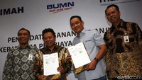 (Ki-ka) Direktur Retail Banking Bank Mandiri Donsuwan Simatupang, SVP SME Banking Bank Mandiri Choirul Anwar, Direktur Keuangan PT TIMAH Emil Ermindra, RCEO Bank Mandiri wilayah Jakarta III Aribowo sedang berbincang usai penandatanganan perjanjian kerjasama di Jakarta.