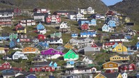 Para muda-mudi Greenland sadar akan bahaya yang mengancam dunia jika es mencair. Mereka mengecat rumah-rumah mereka menjadi warna cerah. (BBC)