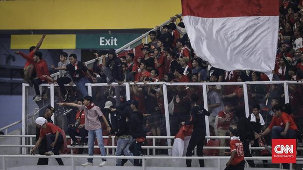 Kerusuhan antara suporter Indonesia dan Malaysia di Stadion GBK pada laga Indonesia vs Malaysia. (