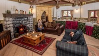 Siapa pun boleh ikut sayembara ini, tinggal daftar di situs resmi The Groundskeepers Cottage. Pemenangnya boleh mengajak 4 orang untuk menginap bersama (The Groundskeepers Cottage)