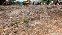 Warga sekitar pun merasa terganggu akibat lalat hingga bau yang ditimbulkan dari lautan sampah.