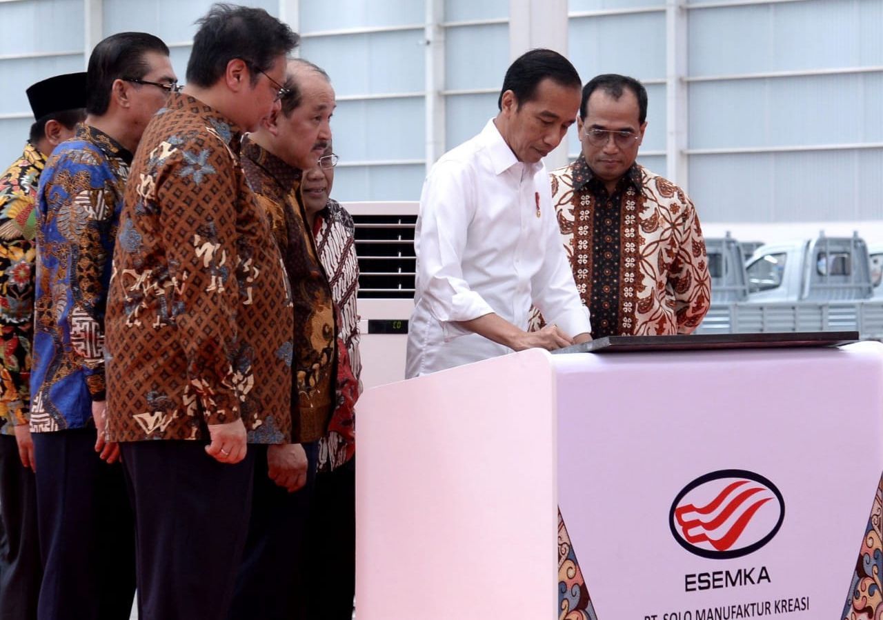 Presiden Joko Widodo (Jokowi) meninjau pabrik mobil Esemka di Boyolali, Jawa Tengah. Bahkan Jokowi tampak semringah saat menjajal pikap keluaran Esemka.
