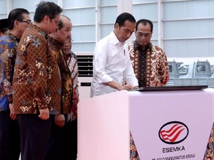 Esemka Lahir, Mobil Pribadi Pakai Strobo Jangan Dikasih Jalan!