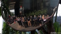 Mereka menolak revisi UU KPK. Revisi UU KPK pun harus dilawan.