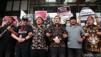 Wakil Ketua KPK, Saut Situmorang dan Novel Baswedan turut serta dalam aksi ini.