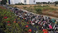 PKL tersebut sengaja berjualan di jalan raya dikarenakan jika mereka jualan di dalam gedung pasar dagangan mereka tidak laku.
