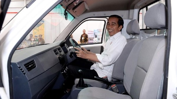Semringahnya Jokowi Jajal Esemka Bima