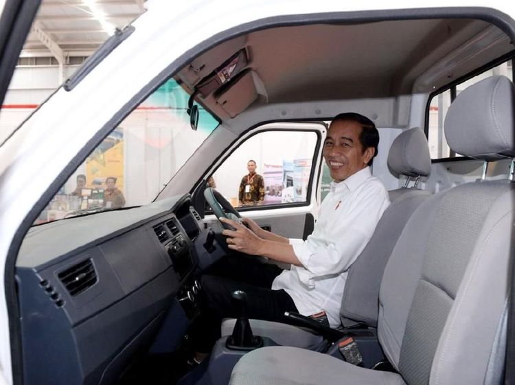Semringahnya Jokowi Jajal Esemka Bima