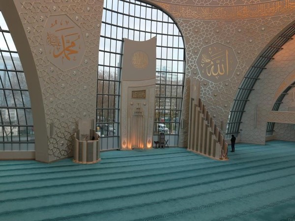 Selain bagian luarnya, bagian dalam masjid pun tak kalah cantiknya. Para jemaah biasanya mengagumi mengagumi kubah transparan setinggi 35 meter. Cahaya masuk ke ruangan menerangi kaligrafi emas di dinding. (Venny Elysa Braun/dTraveler) Selain bagian luarnya, bagian dalam masjid pun tak kalah cantiknya. Para jemaah biasanya mengagumi mengagumi kubah transparan setinggi 35 meter. Cahaya masuk ke ruangan menerangi kaligrafi emas di dinding. (Venny Elysa Braun/dTraveler)