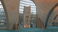 Selain bagian luarnya, bagian dalam masjid pun tak kalah cantiknya. Para jemaah biasanya mengagumi mengagumi kubah transparan setinggi 35 meter. Cahaya masuk ke ruangan menerangi kaligrafi emas di dinding. (Venny Elysa Braun/dTraveler)