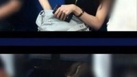  Terlihat kalem dan tenang, wanita ini ternyata bawa bekal satu potong buah semangka untuk disantapnya di dalam kereta. Foto: Istimewa
