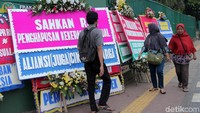 Deretan karangan bunga tersebut mejeng di pintu masuk gedung DPR.