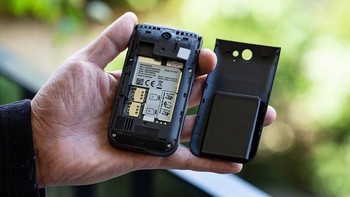Seperti ponsel zaman dulu, baterainya bisa dilepas. Foto: Pocket Lint