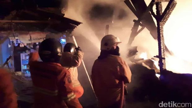 Pasar Sluke Rembang Terbakar, 70 Kios dan 6 Los Pedagang Ludes