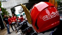 Meski terlihat unik, helm-helm yang digunakan para driver Gaspol tersebut sudah sesuai Standar Nasional Indonesia (SNI).