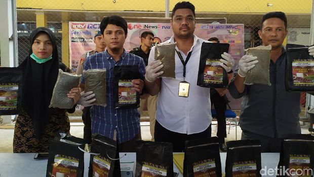 Modus pengiriman ganja dengan menggunakan kemasan bubuk kopi.