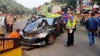 Truk ini lalu menabrak empat kendaraan yang ada di depannya. (Foto: Dok. Istimewa)
