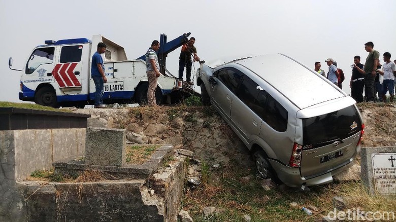 Mobil yang Terguling Timpa Makam TPU Tanah Kusir Dievakuasi Mobil yang Terguling Timpa Makam TPU Tanah Kusir Dievakuasi