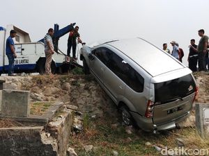 Mobil yang Terguling Timpa Makam TPU Tanah Kusir Dievakuasi