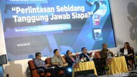 Diskusi ini menghadirkan sejumlah nara sumber salah satunya adalah Ketua Komisi V DPR Fary Djemy Francis.