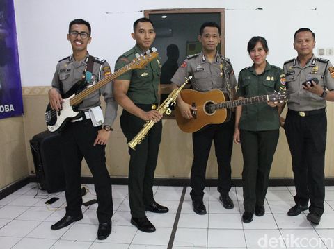 Berkenalan dengan Duakatakustik, Band TNI-Polri Asal Bandung