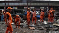 Sejumlah petugas PPSU nampak membongkar kios pedagang nasi kapau di Jalan Kramat Raya, Jumat (6/9/2019). Loksem (lokasi semenara) PKL itu dulunya diremikan oleh Djarot Saiful Hidayat semasa menjabat Gubernur DKI.