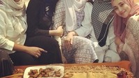 Wanita kelahiran 27 Oktober 1987 ini memang dikenal berhijab namun baru-baru ini ia mengunggah foto tanpa hijab. Disamping kabar itu, ia juga termasuk tukang makan yang senang kumpul. Foto: instagram asha shara