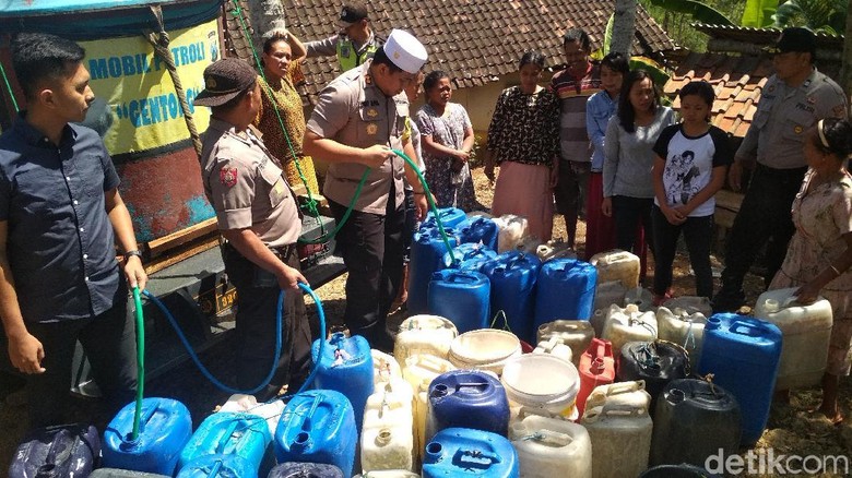 Polisi Trenggalek Ubah Mobil Patroli Jadi Tangki Distribusi Air Polisi Trenggalek Ubah Mobil Patroli Jadi Tangki Distribusi Air