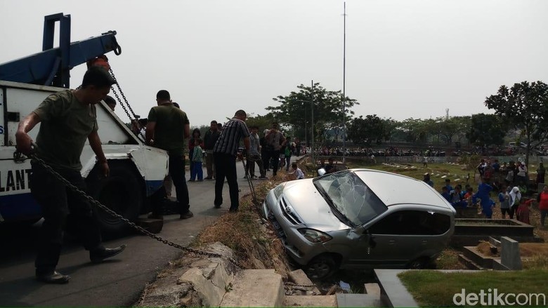 Terguling, Mobil Timpa Makam di TPU Tanah Kusir