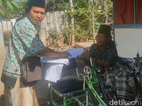 Penyandang disabilitas mendapat bantuan/