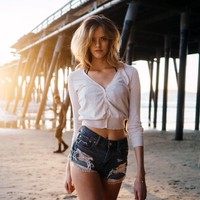 Bullying  masih berlanjut saat wanita yang kini berusia 26 tahun tersebut duduk di bangku SMA. Ia kerap dipanggil jerapah dan si kaki. (Foto: Instagram/@chasekennedy_)