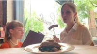 Katrin dan Janine rupanya menemui banyak hambatan saat pemotretan. Misal restoran yang ternyata sudah tutup atau menu yang dimaksud sudah tidak ada. Namun mereka selalu berusaha membuat foto seautentik mungkin. Foto: Bored Panda