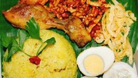 Hidangan tradisional Indonesia ini terdiri dari nasi yang dimasak dengan santan yang biasanya dibumbui dengan kunyit, serai, dan daun jeruk purut. Umumnya disajikan dengan pelengkap seperti ayam goreng, kentang goreng, irisan telur dadar, teri goreng, udang, atau tempe goreng. Dok. Istimewa