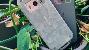 Penampakan bagian belakangnya. Kameranya sangat standar, 2 megapixel. Ia sudah mendukung jaringan 4G. Foto: SlashGear