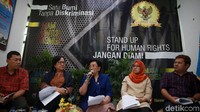 Hadir dalam diskusi tersebut antara lain Guru Besar Fakultas Hukum UGM, Prof Maria SW (tengah), komisioner Komnas HAM, Sandrayati Moniaga (kedua kiri) dan aktivis YLBHI Siti Rakhma Herwati (kedua kanan).