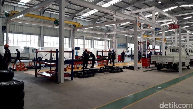 Pabrik Mobil Esemka PT Solo Manufaktur Kreasi (SMK) akhirnya resmikan pabriknya di daerah Boyolali, Jateng. Pabrik itu nantinya akan memproduksi mobil-mobil Esemka.