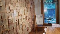 FIKA adalah kafe unik yang berada di Kanada. Pada salah satu dinding kafe terdapat tumpukkan kertas lawas yang membuatnya sering dijadikan spot foto. Untuk menu makanan di sini khusus menu vegetarian. Foto: istimewa