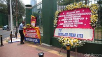 Petugas tampak merapikan sejumlah karangan bunga untuk dipajang.