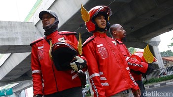 Bila kamu salah satu orang yang melihat unggahan foto orang menggunakan helm bersayap layaknya hero di film Gundala, maka itu adalah salah satu atribut dari Gaspol yang memang baru beroperasi dua bulan terakhir ini.